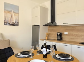 Appartement (One Bedroom Apartment with Terrace) | Cuisine privée | Réfrigérateur
