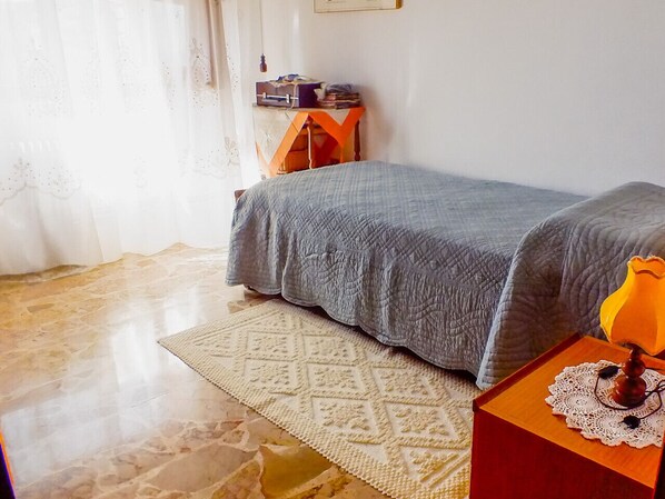 5 habitaciones, escritorio, wifi gratis y ropa de cama