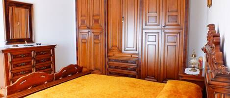 5 bedrooms, desk, free WiFi, bed sheets