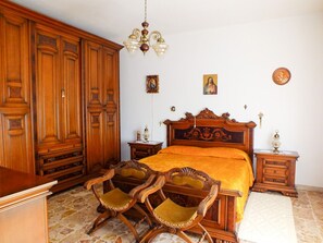 5 bedrooms, desk, free WiFi, bed sheets