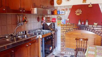 Een koelkast, een magnetron, een oven, een kookplaat