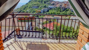 A balcony with a view of a hilltop castle and surrounding buildings. - Casa Anni `70 - Sardegna (Burgos)