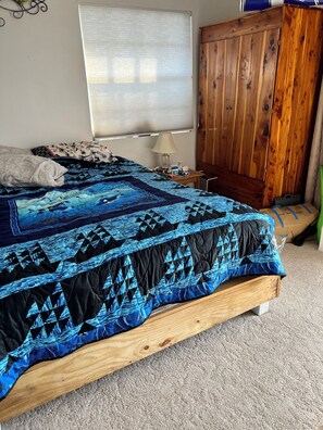 2 bedrooms, desk, WiFi, bed sheets