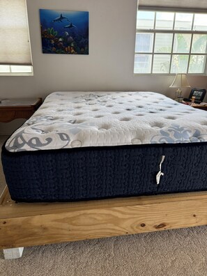 2 bedrooms, desk, WiFi, bed sheets