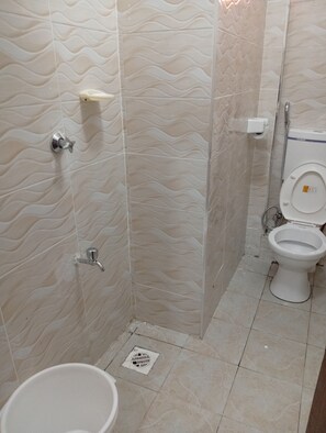 Douche, serviettes fournies, savon, papier toilette