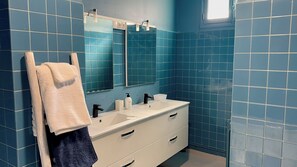 Séchoir à cheveux, serviettes fournies, savon, shampooing