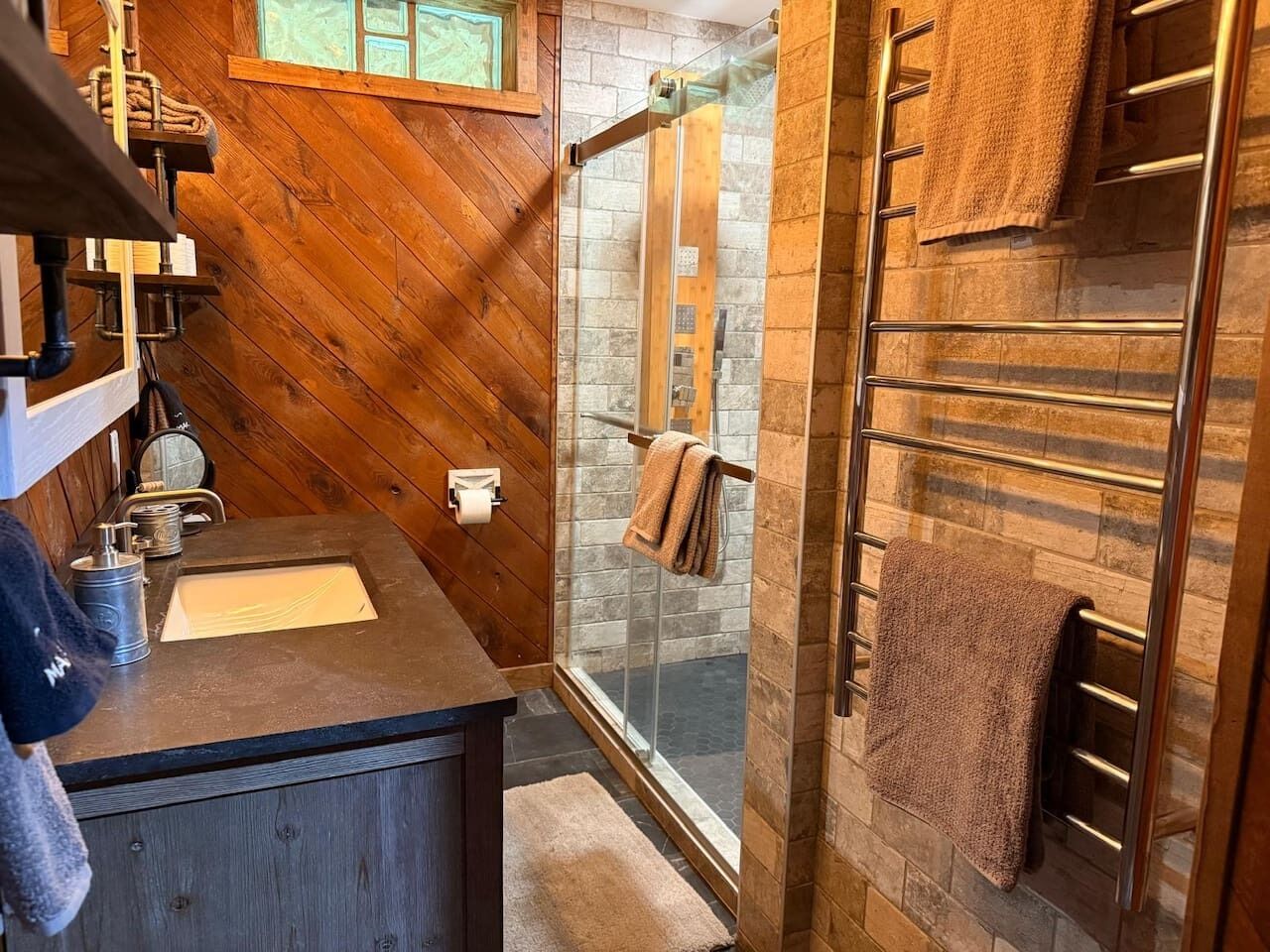 Douche, sèche-cheveux, serviettes fournies