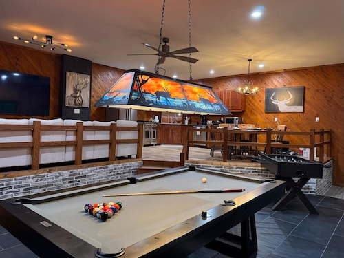 Secluded, Luxuriously Remodeled, Gaming, Hot Tub!