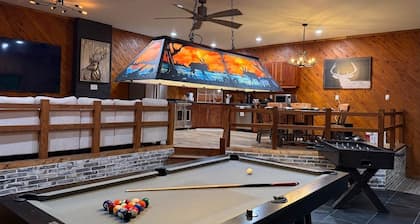 Secluded, Luxuriously Remodeled, Gaming, Hot Tub!