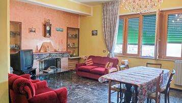 Appartamento, balcone | Area soggiorno | TV 32 pollici con canali digitali