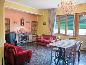 Apartemen, balkon | Area keluarga | Televisi 32-inci dengan saluran TV digital