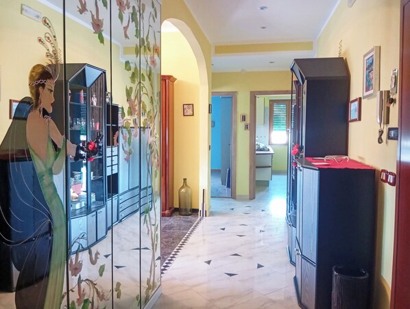 公寓, 陽台 | 起居區 | 32-吋電視,提供數位頻道