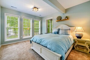 4 bedrooms, desk, iron/ironing board, free WiFi - Lakefront Lake Anna, Boat Dock, Hot Tub, Deck View (Mineral)