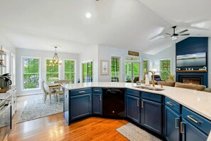 Fridge, microwave, oven, stovetop - Lakefront Lake Anna, Boat Dock, Hot Tub, Deck View (Mineral)