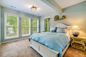 A bedroom with a bed, a nightstand, a lamp, and three windows with blinds. - Lakefront Lake Anna, Boat Dock, Hot Tub, Deck View (Mineral)