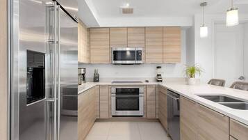 Refrigerador, microondas, horno y parrilla de estufa