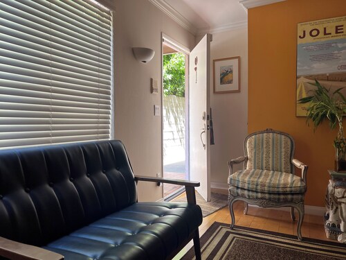 Cozy 1 Bedroom Condo with WiFi, AC in superb Santa Monica