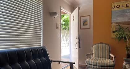 Cozy 1 Bedroom Condo with WiFi, AC in superb Santa Monica