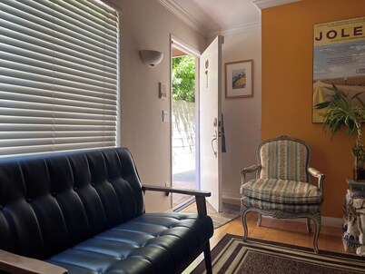 Cozy 1 Bedroom Condo with WiFi, AC in superb Santa Monica