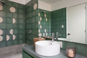 Serviettes fournies, savon, shampoing, papier toilette