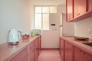 Réfrigérateur, micro-ondes, cafetière/bouilloire