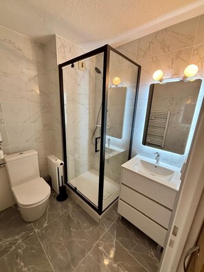 Douche, sèche-cheveux, serviettes fournies, papier toilette