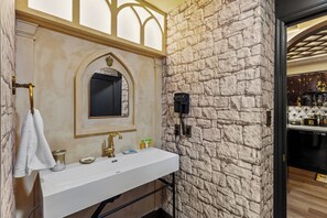 Hårføner, håndklær, såpe og toalettpapir