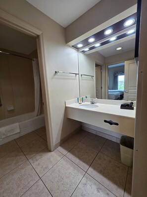 Sèche-cheveux, serviettes fournies, savon, papier toilette