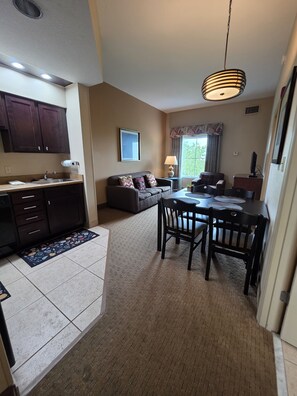 Living area - 2 Queen Beds, Near Disney & SeaWorld (Orlando)