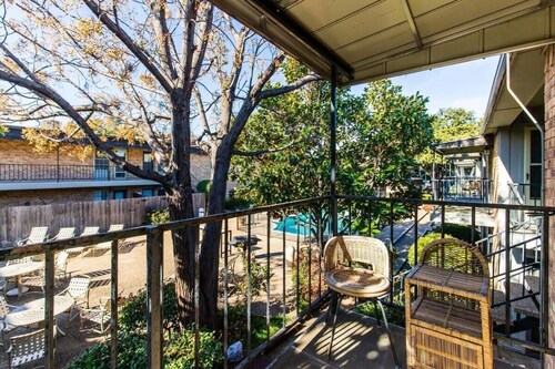 Fabulous 1-bedroom condo with AC in Dallas, swimming pool, washer and dryer