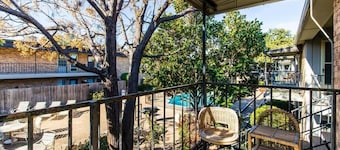 Fabulous 1-bedroom condo with AC in Dallas, swimming pool, washer and dryer