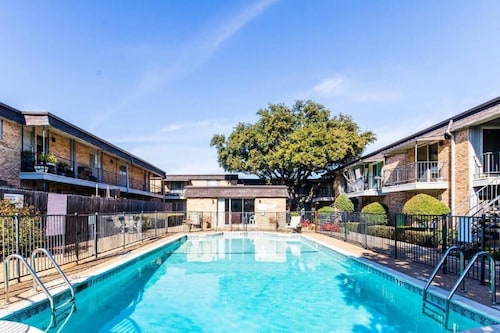 Fabulous 1-bedroom condo with AC in Dallas, swimming pool, washer and dryer