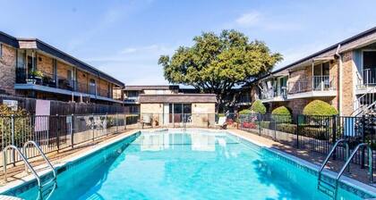 Fabulous 1-bedroom condo with AC in Dallas, swimming pool, washer and dryer