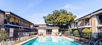 Fabulous 1-bedroom condo with AC in Dallas, swimming pool, washer and dryer
