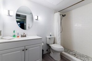 Hair dryer, towels, soap, toilet paper - Fabulous 1-bedroom condo with AC in Dallas, swimming pool, washer and dryer (Dallas)