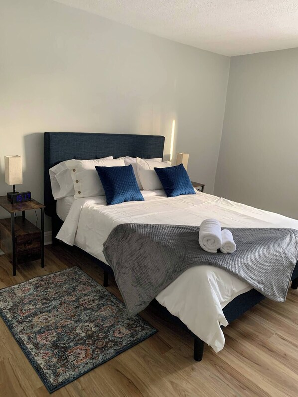 1 slaapkamer, een strijkplank/strijkijzer, beddengoed