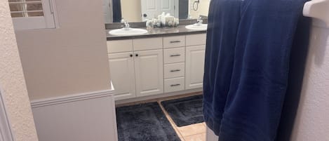 مجففات شعر، مناشف، ورق حمّام