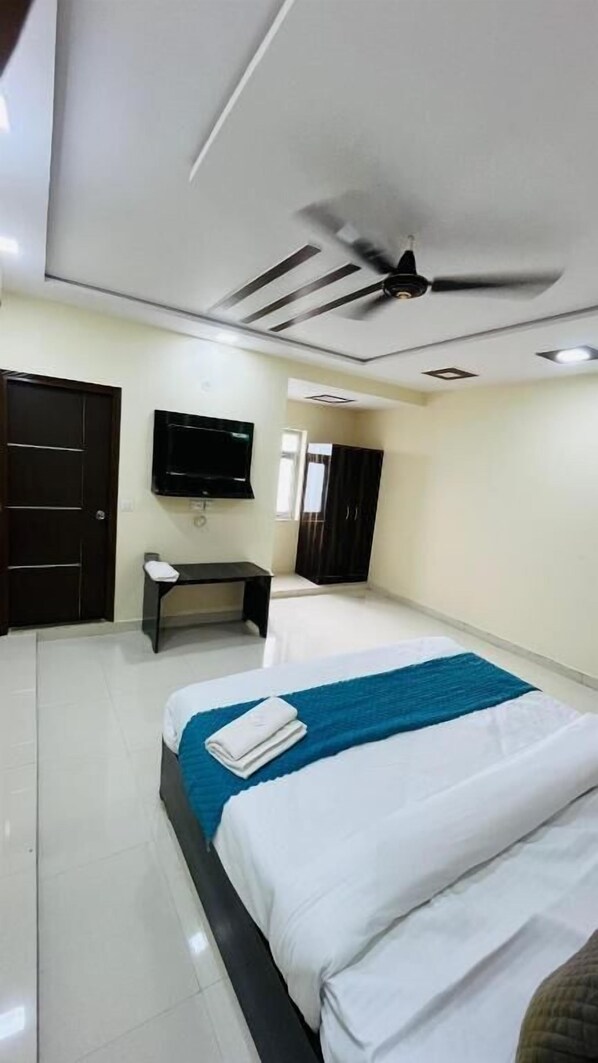 Deluxe Double Room, City View | Desk, laptop workspace, free WiFi - Hotel The Majestic Taj (Agra)