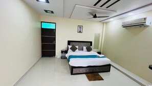 Dobbeltrom – deluxe, byutsikt | Skrivebord, skrivebord for bærbar PC og wi-fi (inkludert)