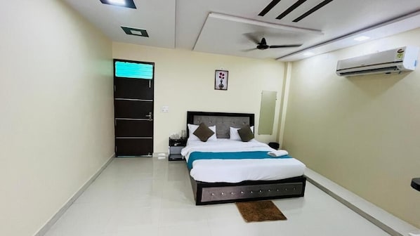 Habitación doble Deluxe, vista a la ciudad | Escritorio, espacio para trabajar con laptop y wifi gratis 