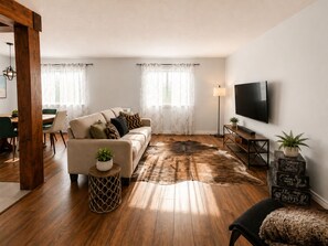 Smart TV, fireplace - Spacious 5-bedroom home, near wineries, the falls & attractions. Free parking. (Welland)
