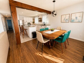 Dining - Spacious 5-bedroom home, near wineries, the falls & attractions. Free parking. (Welland)