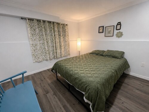 Spacious 5-bedroom home, near wineries, the falls & attractions. Free parking.