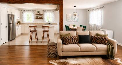10 min to wineries, parks, & many attractions. Spacious home with free parking.