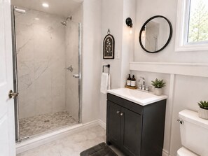 Hair dryer, towels, soap, shampoo - Spacious 5-bedroom home, near wineries, the falls & attractions. Free parking. (Welland)