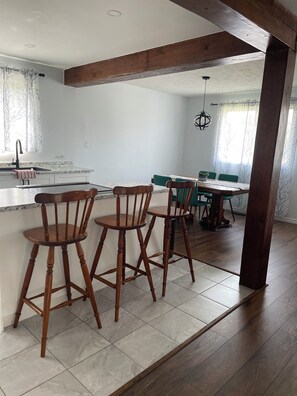 Dining - Spacious 5-bedroom house, near attractions (Welland)