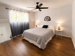 5 bedrooms, WiFi, bed sheets - Spacious 5-bedroom home, near wineries, the falls & attractions. Free parking. (Welland)