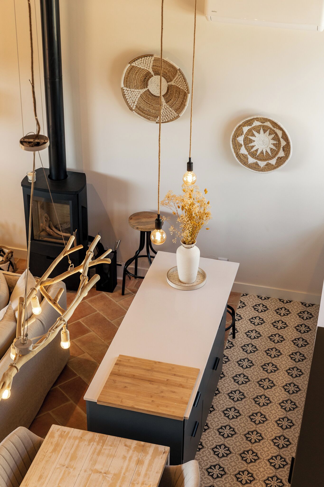 Un salon moderne avec une cheminée, une table basse blanche et un tapis à motifs.