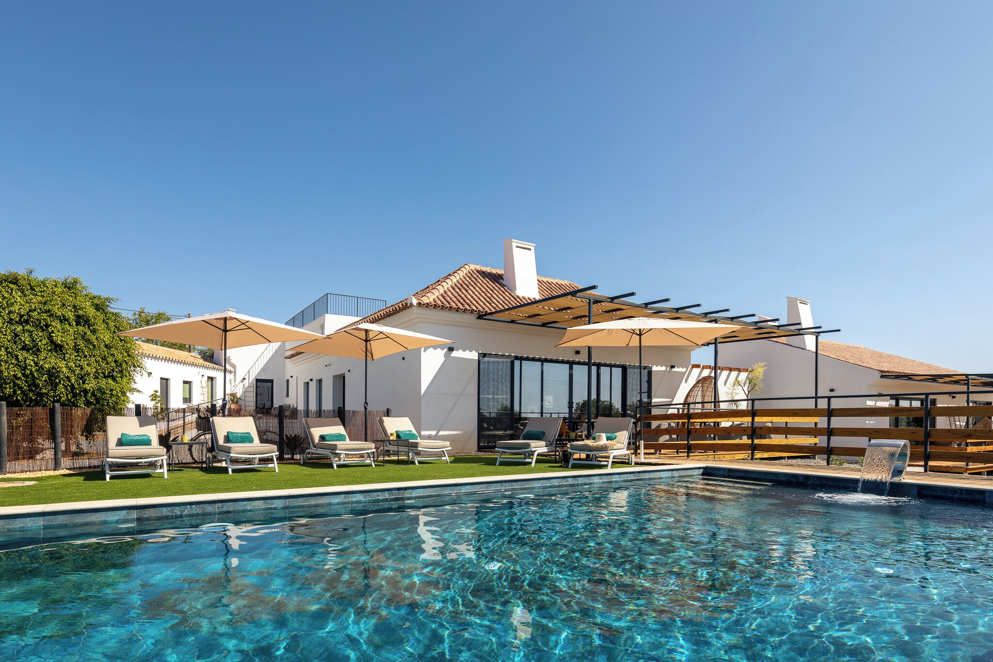 Hồ bơi ngoài trời, dù/ô trên bãi biển/hồ bơi, ghế dài tắm nắng 