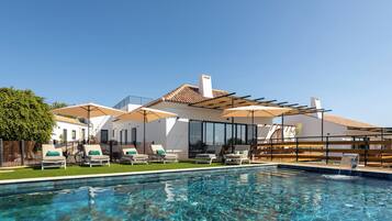 Piscine extérieure, parasols de plage, chaises longues